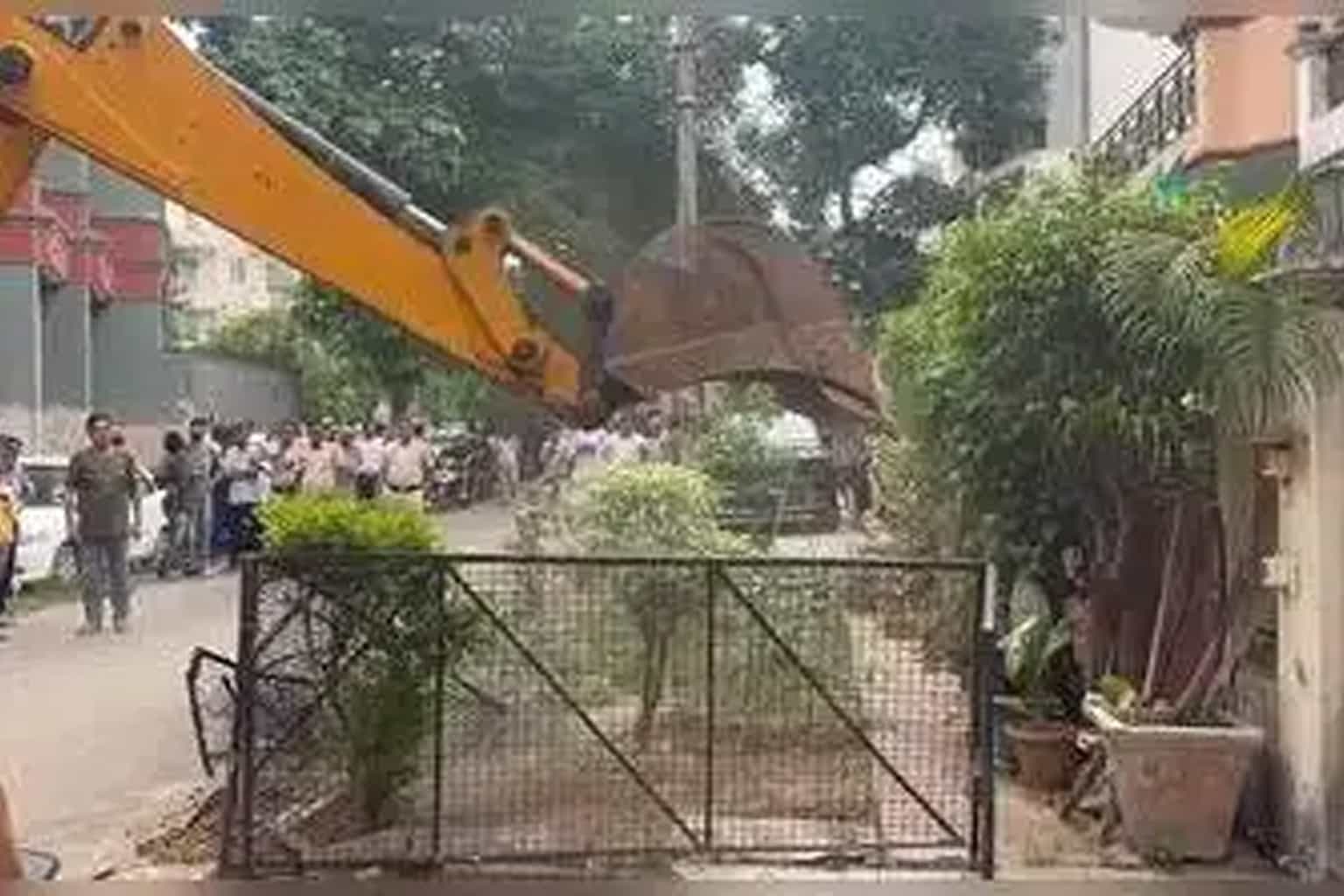 DLF Phase 3 demolition drive resumes: Stilt parking and illegal construction under scanner in Gurugram